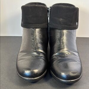 Easy Street Comfort Wave Black Ankle Boots Sz 8 Vegan Leather Moto